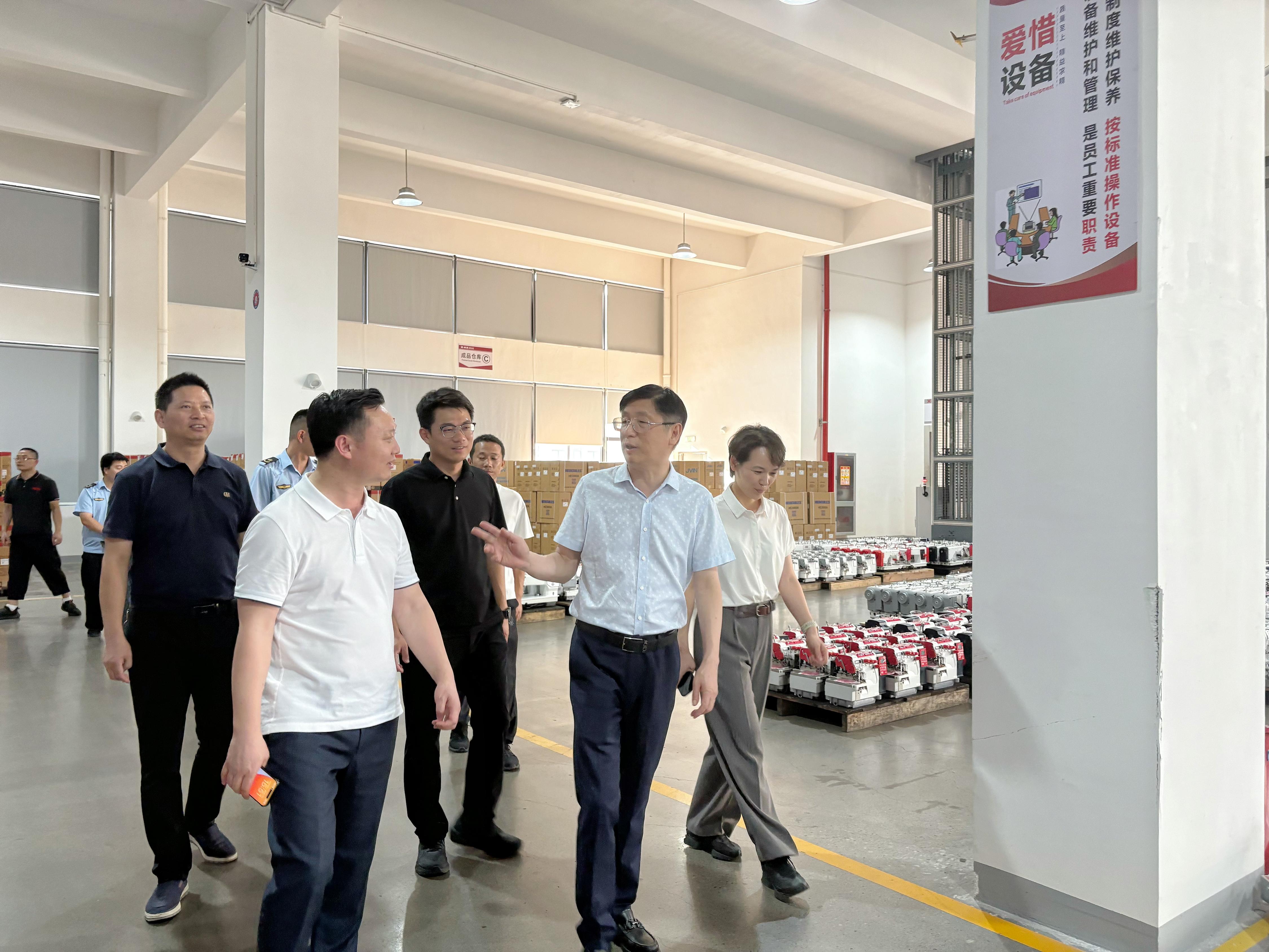 椒江区人大常委会主任沈云才一行莅临翔科检查指导